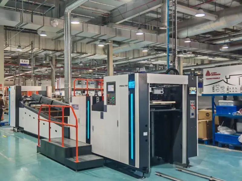 New Star ny maskine FHSGJ-760 fuldautomatisk højhastigheds fuld/spot lakmaskine er blevet leveret til den indonesiske kunde.